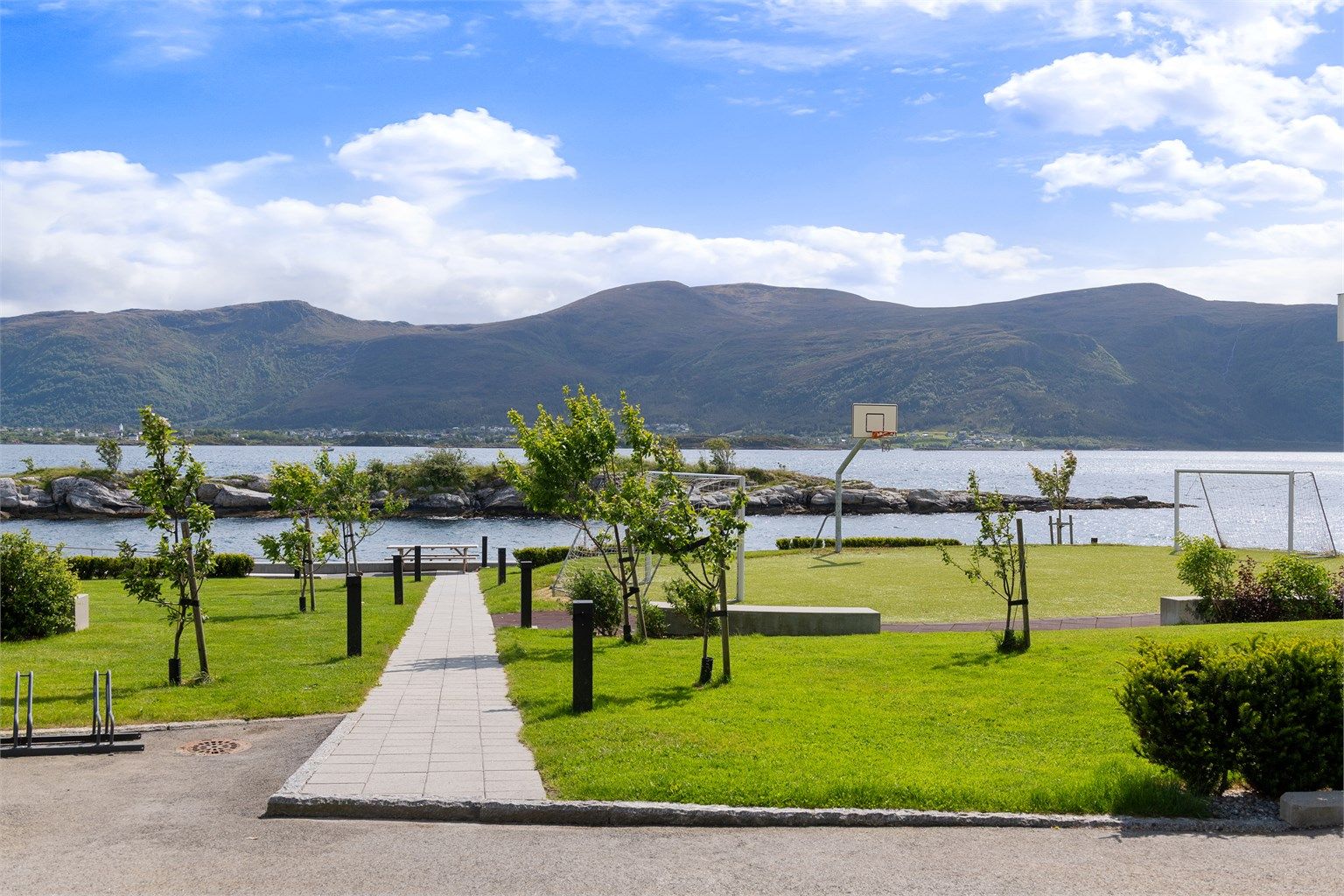 Flotte fellesarealer og lekeplasser ved sjøen