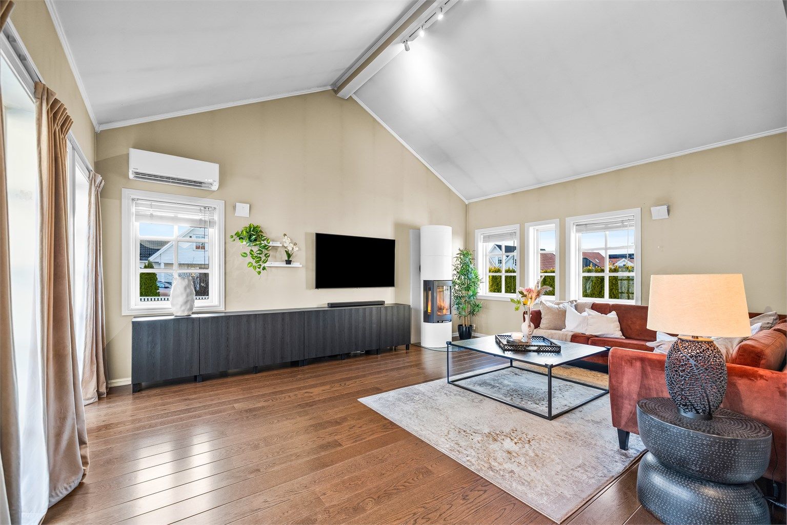 Stuen har en luftig atmosfære med god takhøyde og mange vinduer. Et rom som må oppleves! 