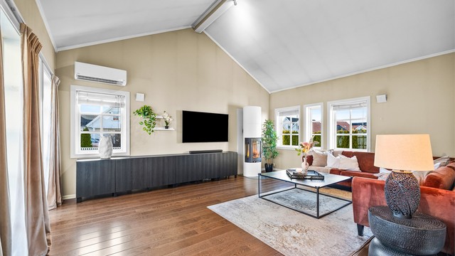 Stuen har en luftig atmosfære med god takhøyde og mange vinduer. Et rom som må oppleves!