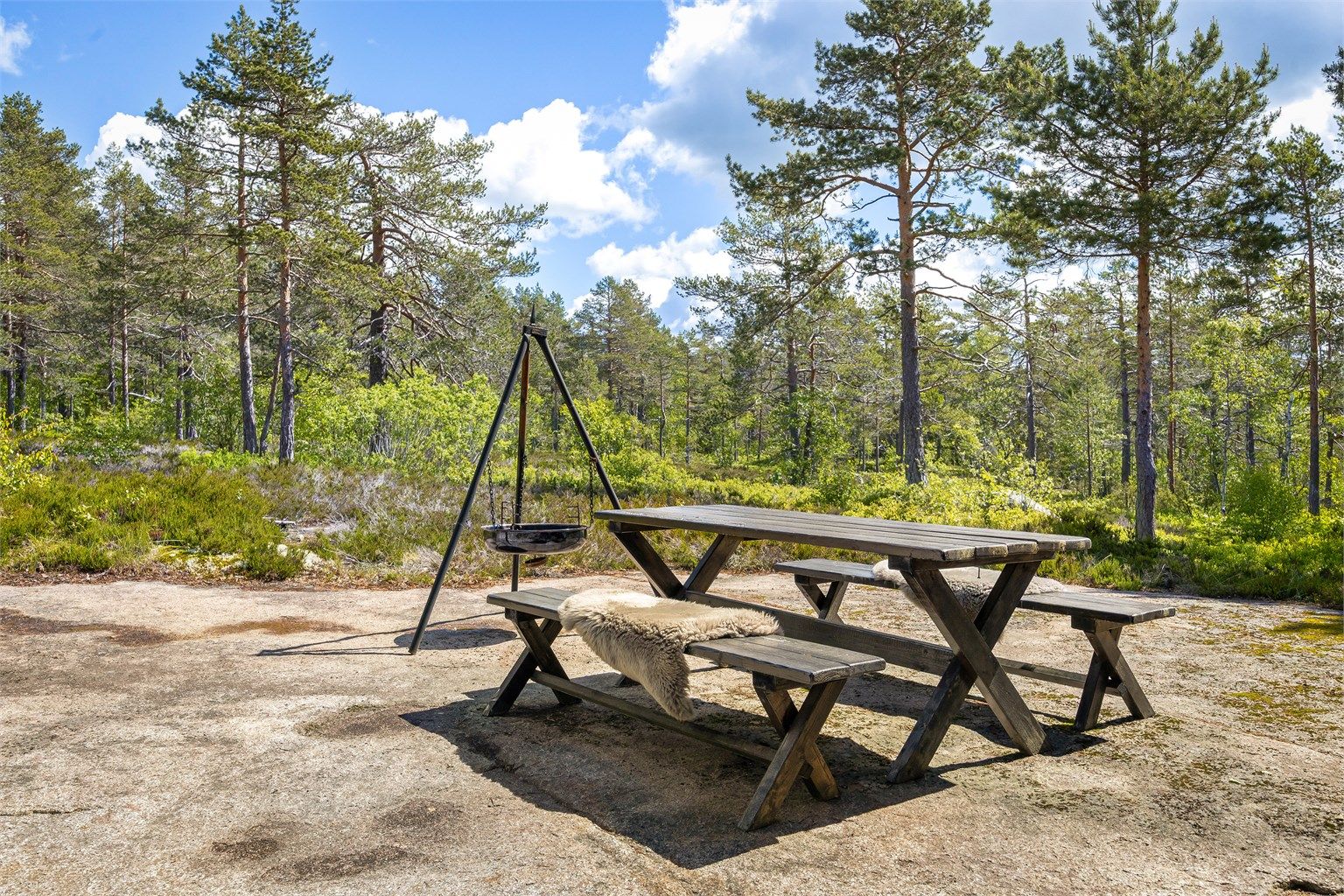 Selger opplyser at det er sol på uteplassene fra 06:00 til 22:00 (midtsommerstid). 