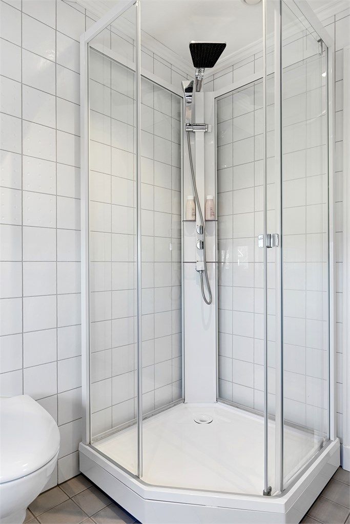 Dusjkabinettet er romslig og praktisk.