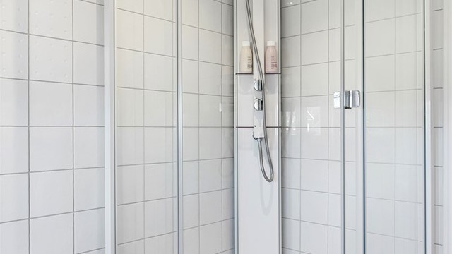 Dusjkabinettet er romslig og praktisk.