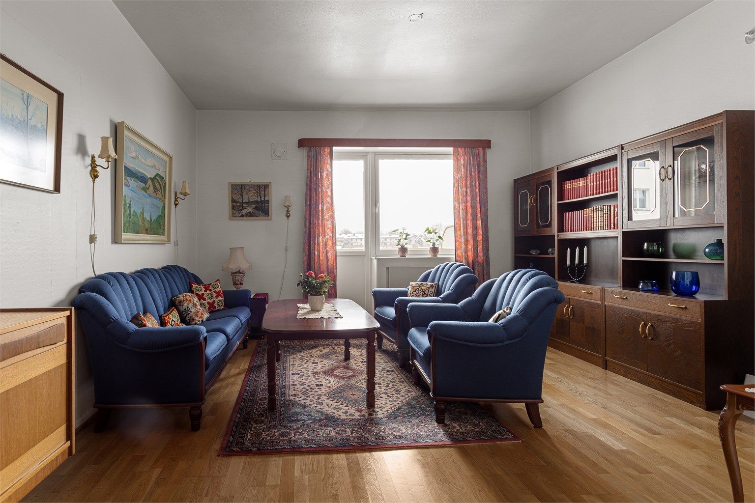 Velkommen inn til boligens primære oppholdsrom. Stuen fremstår lys, luftig og romslig med en takhøyde på 2,66 meter. 