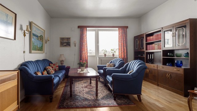 Velkommen inn til boligens primære oppholdsrom. Stuen fremstår lys, luftig og romslig med en takhøyde på 2,66 meter.