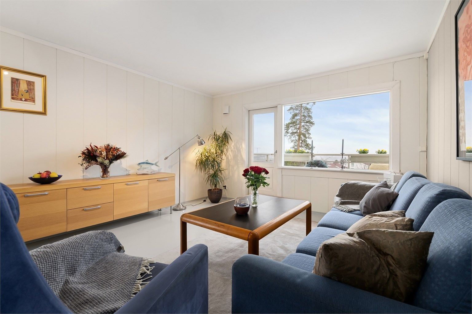 Gjennom vinduet ser man ofte fargerik himmel i solnedgangen