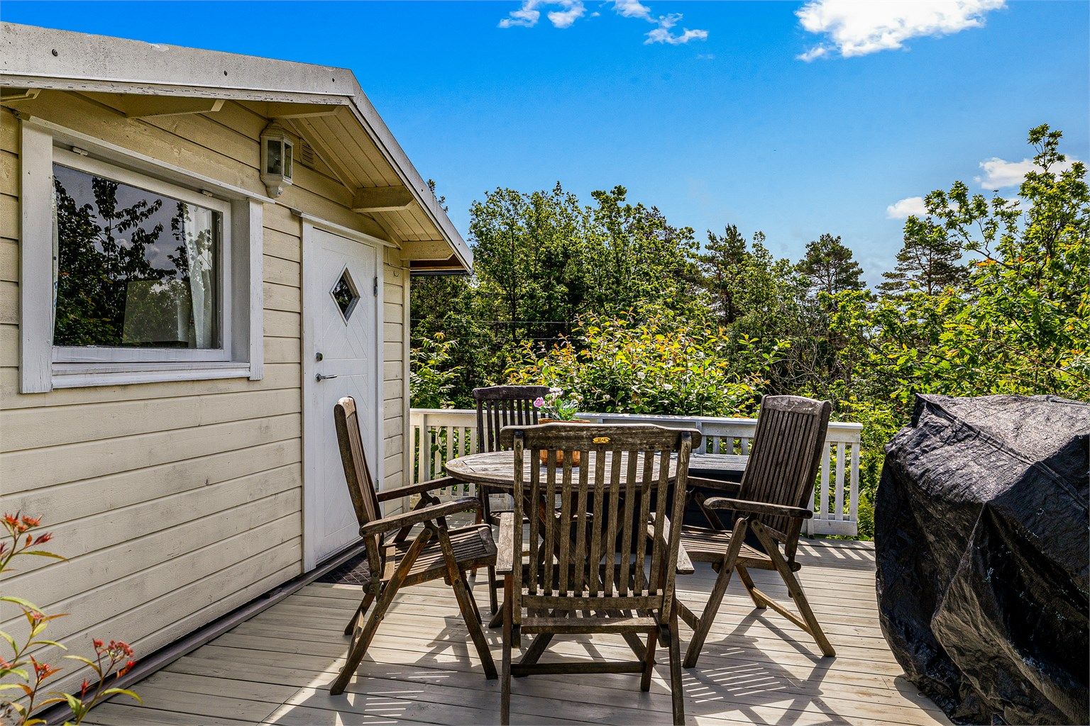 Utenfor annekset er det også en fin liten markterrasse.