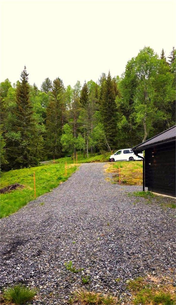 Til tross for den landlige beliggenheten er det gode forbindelser videre: Trondheim nås på rundt 1 time og 15 minutter med bil, og Trondheim Lufthavn Værnes på omtrent halvannen time. 