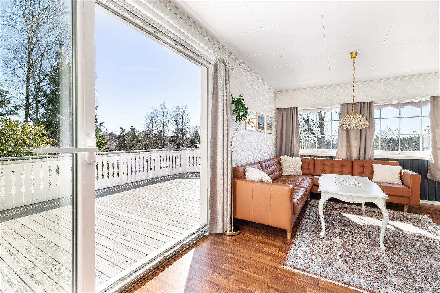 Skyve-/hevedør fra 2015 gir enkel tilgang til terrassen på sørsiden.