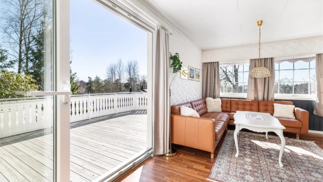 Skyve-/hevedør fra 2015 gir enkel tilgang til terrassen på sørsiden.