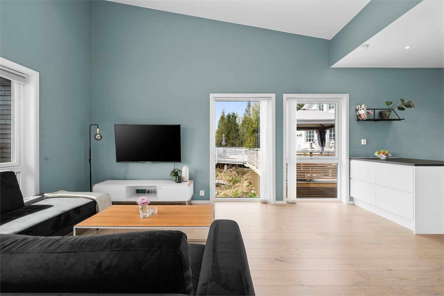 Fra stuen er det utgang til både balkong og den store terrassen ved inngangen.