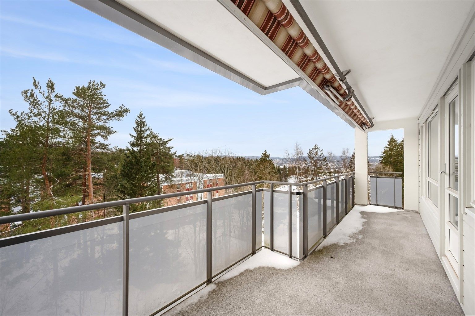 En stor og gjennomgående 4-roms selveierleilighet med ikke bare èn men to balkonger. Foto: Martine Eren Studio 