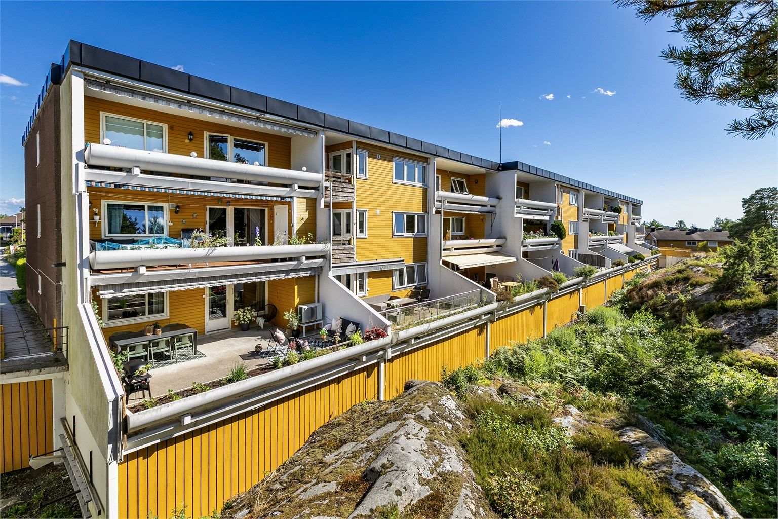 Leiligheten er gjennomgående i enden av første etasje, med stor terrasse orientert i vestlig retning.