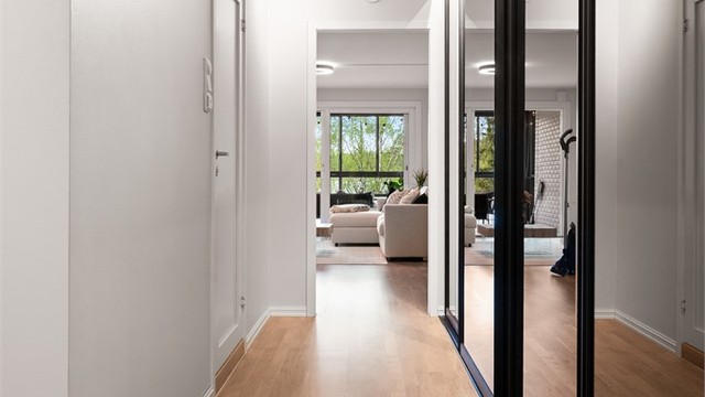I entreens over 4 meter brede speildørsgarderobe er det rikelig med plass til yttertøyet og mulighet for sesongoppbevaring av klær.