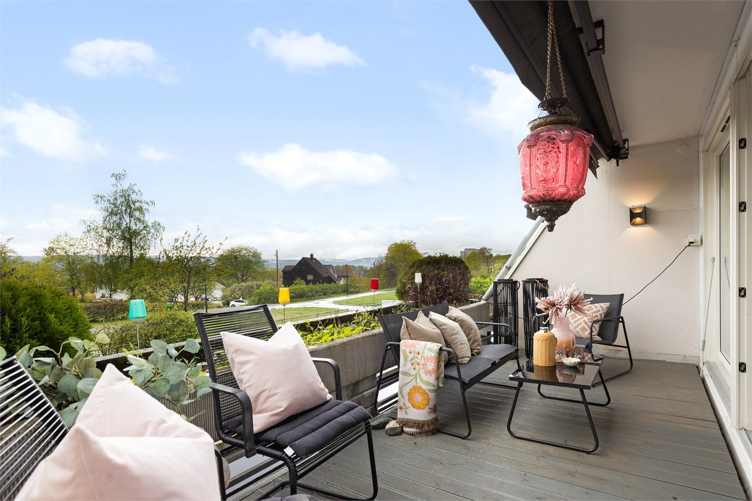 Herlig terrasse på 11 kvm. Meget gode solforhold og hyggelig utsyn! Ny markise i 2025. Foto: Petter Tanum Larsen