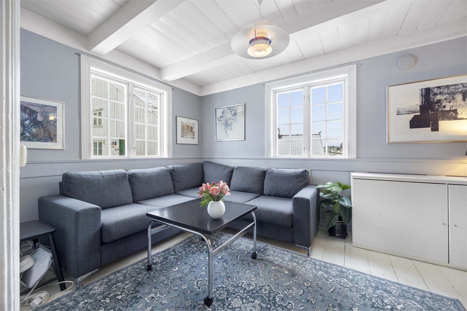 Boligen har separate tv-stue, "penstuer" og spisestuer. 