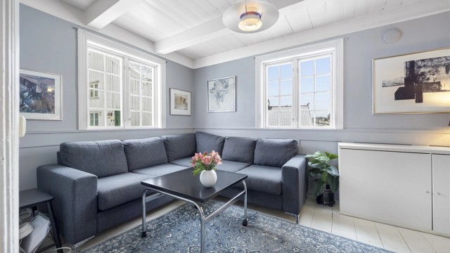 Boligen har separate tv-stue, "penstuer" og spisestuer.