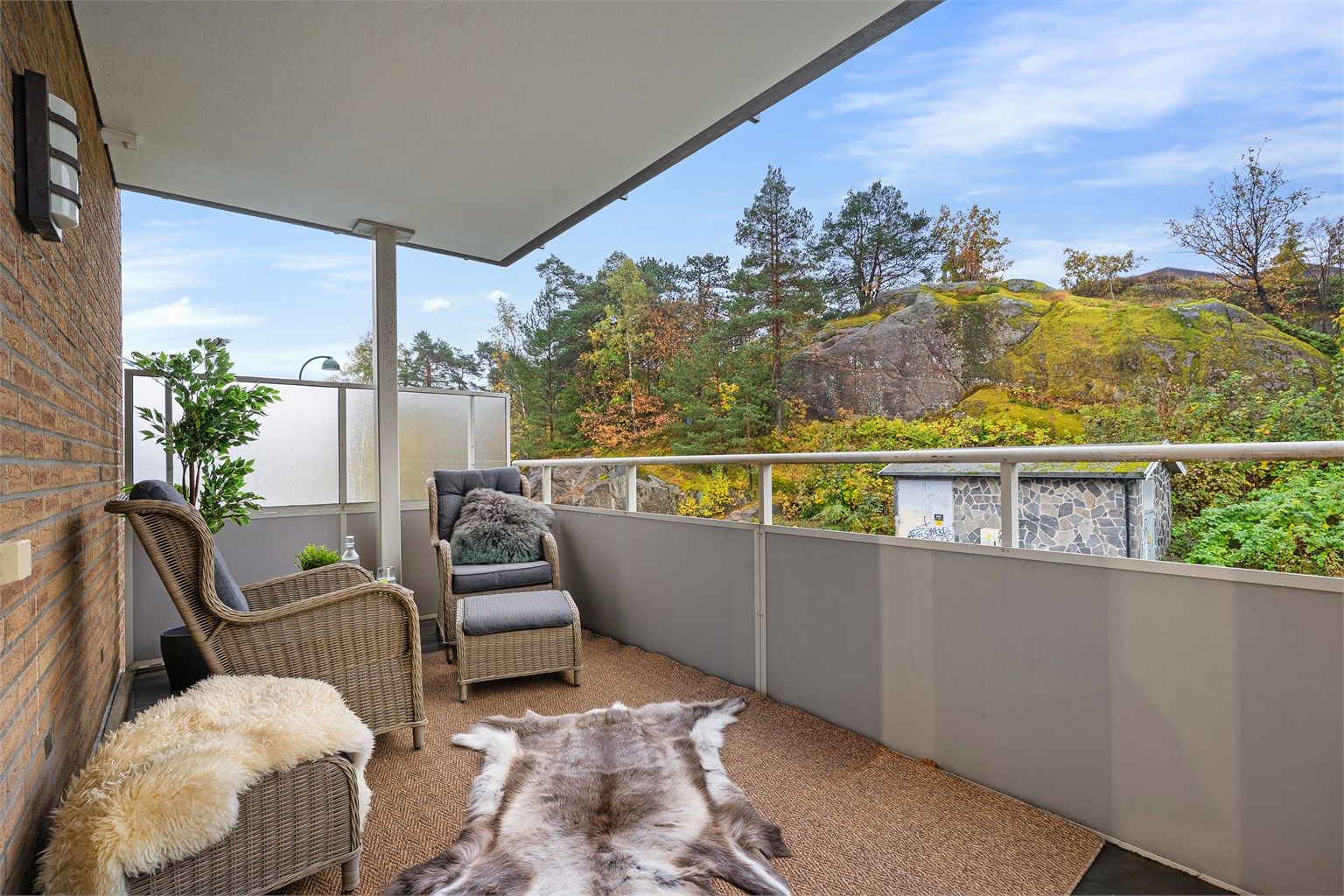 Sør/Vest-vendt balkong på hele 11 kvm med sol fra morgen til kveld og god plass til utemøblement