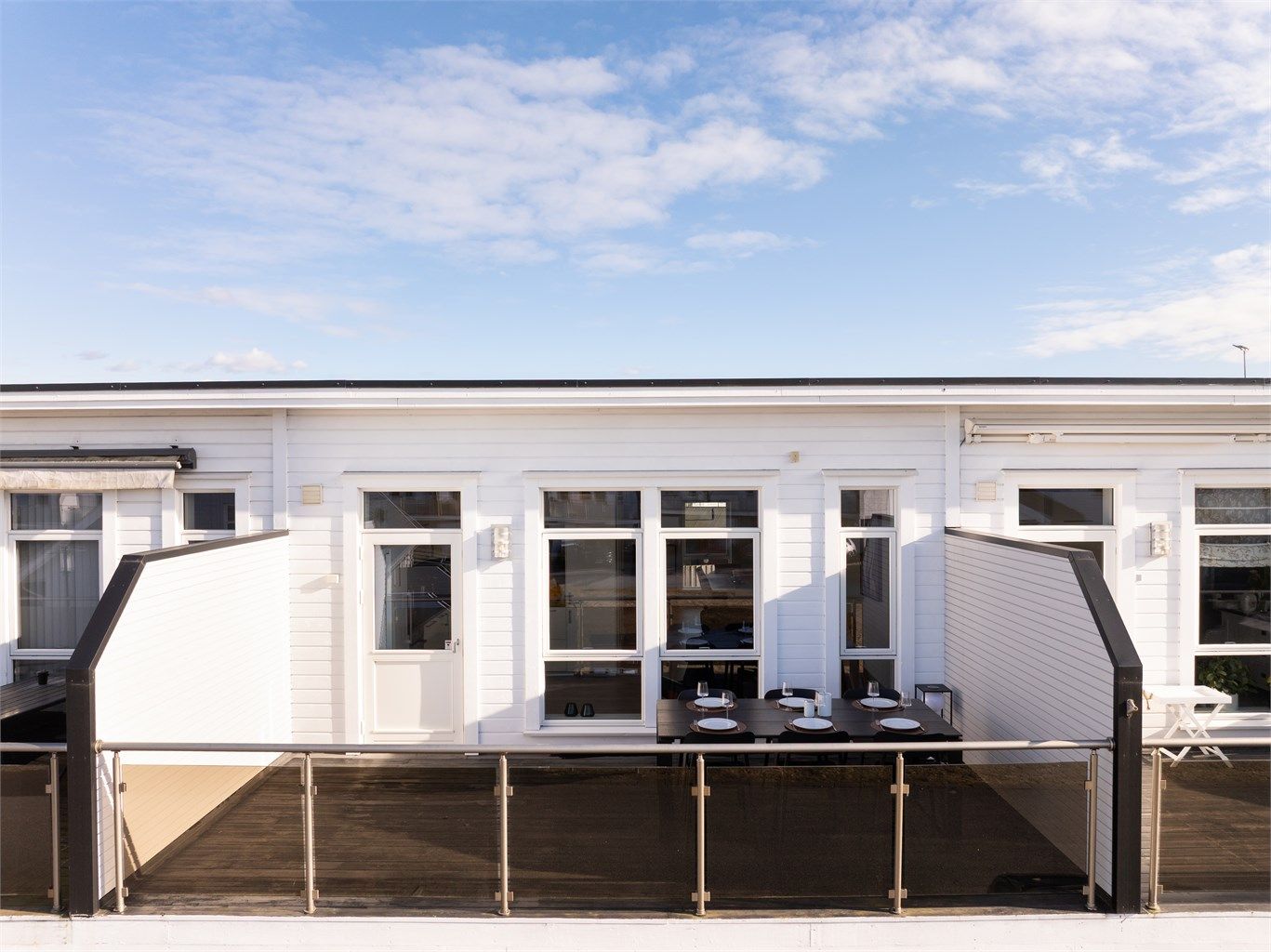 I tillegg til denne altan på romslige 17 kvm. mot vest har boligen en større terrasse på motsatt side.