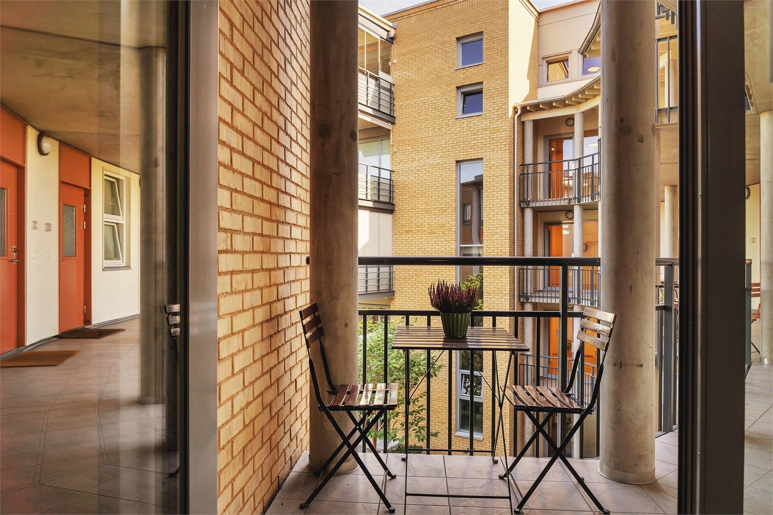 Hyggelig sitteplasser i på felles svalgang like utenfor leiligheten