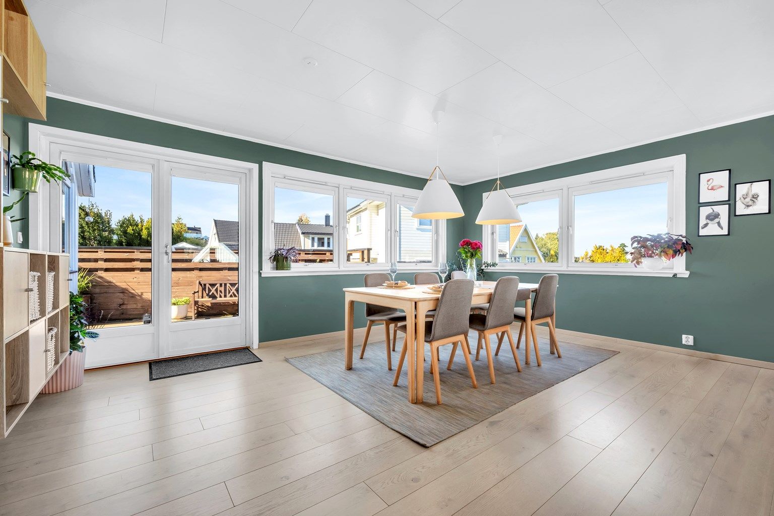 Velkommen til Rognerudveien 17, en frittliggende enebolig i et barnevennlig og trafikkskjermet område - med store, luftige oppholdsrom!