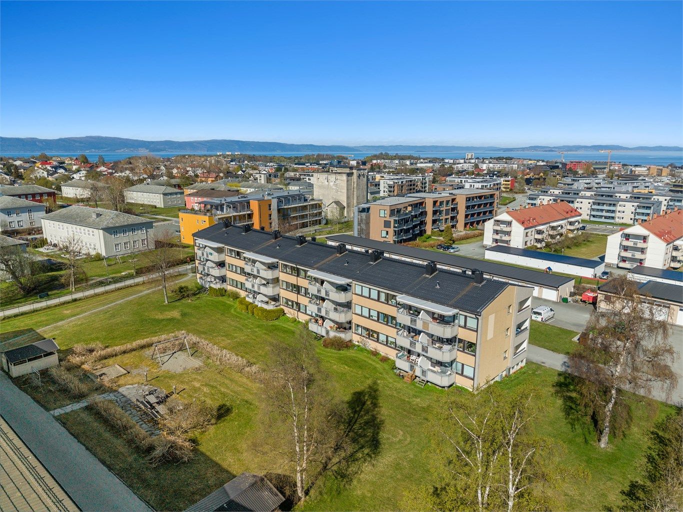 Området har gode kollektivforbindelser med bussholdeplass i Tyholtveien kun få minutters gange unna, samt togforbindelse fra Leangen stasjon. Dagligvarehandel gjøres enkelt med både Rema 1000 Bromstad og Coop Prix Persaunet i umiddelbar nærhet. 