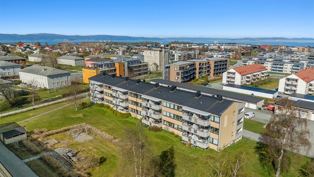 Området har gode kollektivforbindelser med bussholdeplass i Tyholtveien kun få minutters gange unna, samt togforbindelse fra Leangen stasjon. Dagligvarehandel gjøres enkelt med både Rema 1000 Bromstad og Coop Prix Persaunet i umiddelbar nærhet.