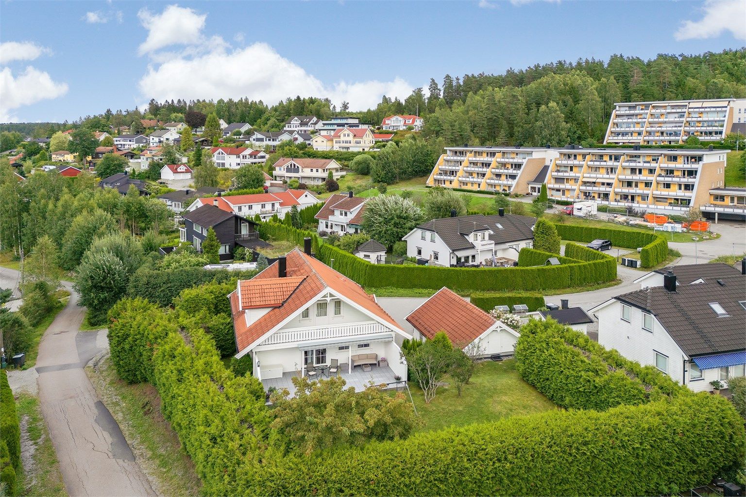 Fra boligen er det rundt sju minutters gange til både Langhus skole og Langhus barnehage.