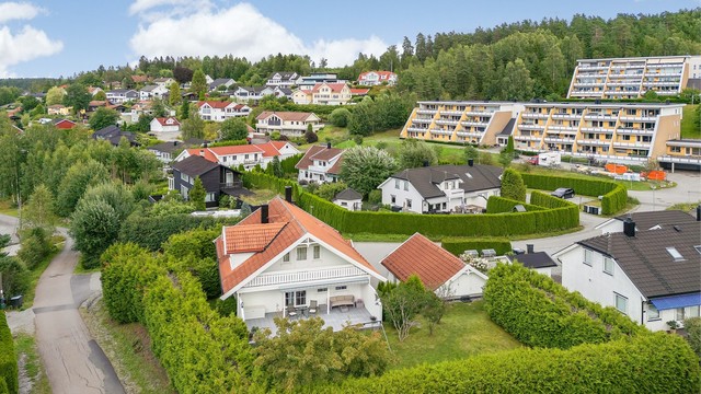 Fra boligen er det rundt sju minutters gange til både Langhus skole og Langhus barnehage.