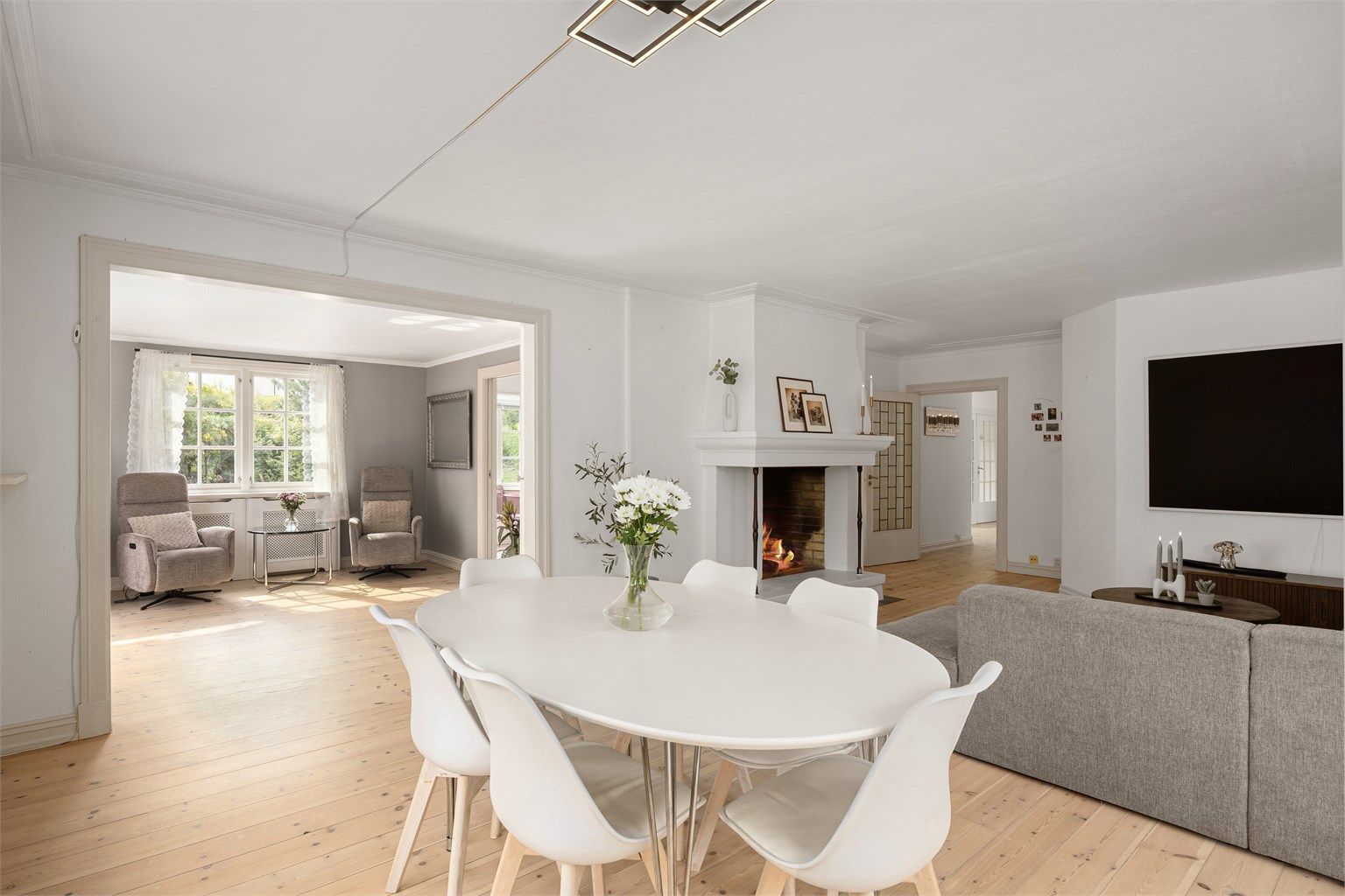 Stor åpen stue med mange møbleringsmuligheter 