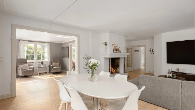 Stor åpen stue med mange møbleringsmuligheter