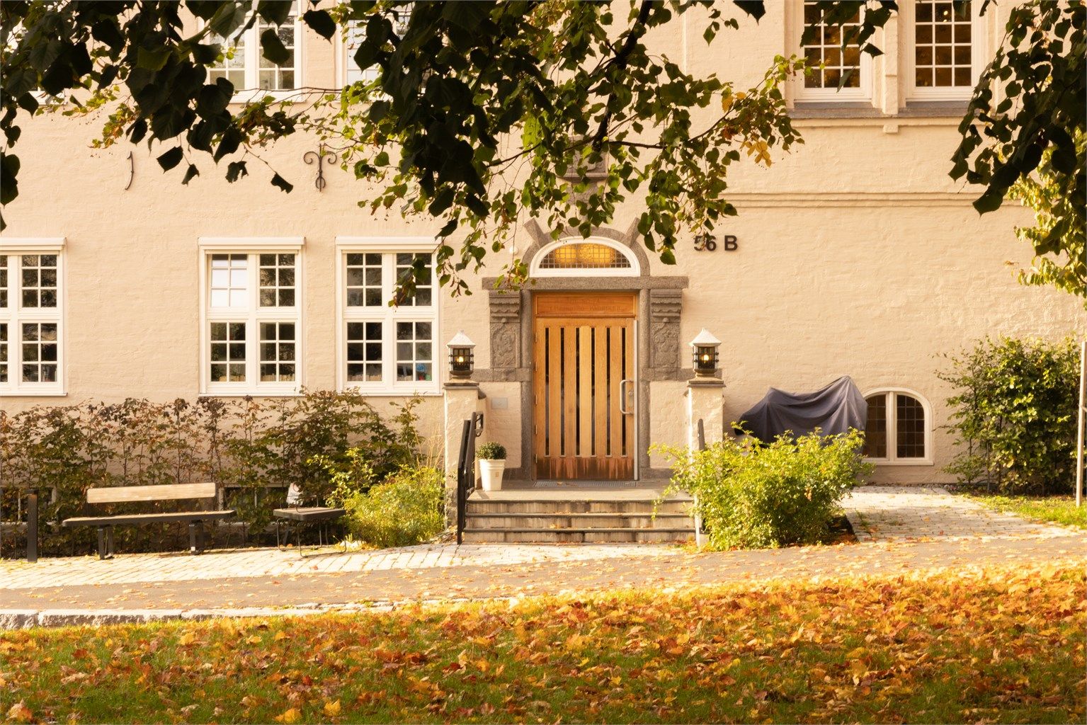 Flott fasade i historisk bygg. Egen park utenfor døren. Barnevennlig og avstengt med bom. Beboere har egen nøkkel for av- og pålessing rett utenfor døren.