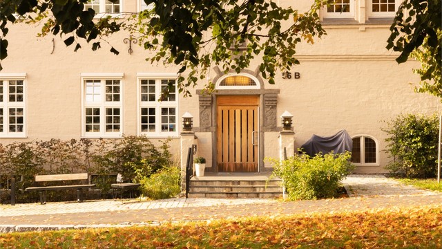 Flott fasade i historisk bygg. Egen park utenfor døren. Barnevennlig og avstengt med bom. Beboere har egen nøkkel for av- og pålessing rett utenfor døren.