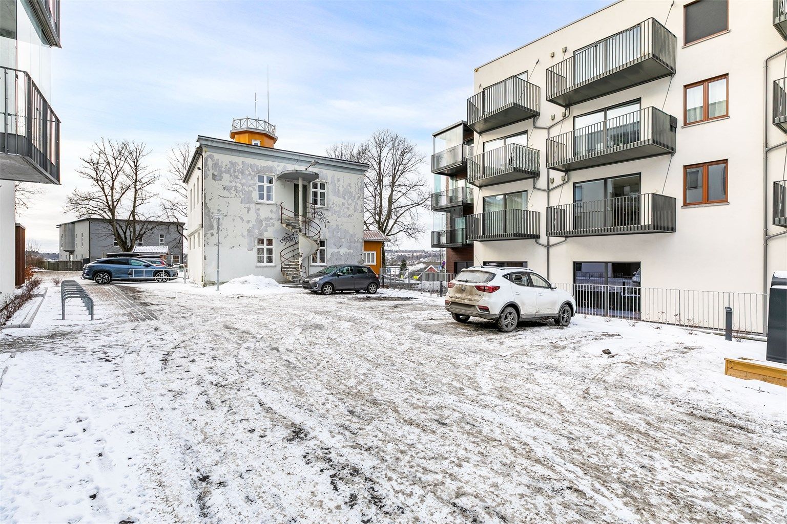 Leilighetens stue og soverom vender mot Skarmyrakvartalets indre del og er avskjermet fra trafikken gjennom byen.
