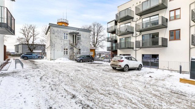 Leilighetens stue og soverom vender mot Skarmyrakvartalets indre del og er avskjermet fra trafikken gjennom byen.
