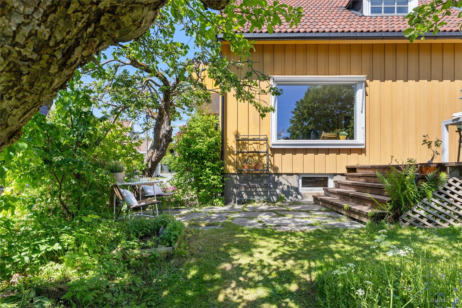  Solrik og frodig tomt som er opparbeidet med gressplen, blomstereng, bøk, eik, lønn og bjørketrær, frukttrær, diverse bærbusker og beplantning. I tillegg til trærne rammes hagen naturlig inn med barlin, espalier med eføy, syriner, lindehekk m.m.