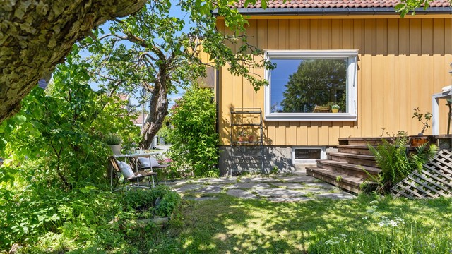 Solrik og frodig tomt som er opparbeidet med gressplen, blomstereng, bøk, eik, lønn og bjørketrær, frukttrær, diverse bærbusker og beplantning. I tillegg til trærne rammes hagen naturlig inn med barlin, espalier med eføy, syriner, lindehekk m.m.