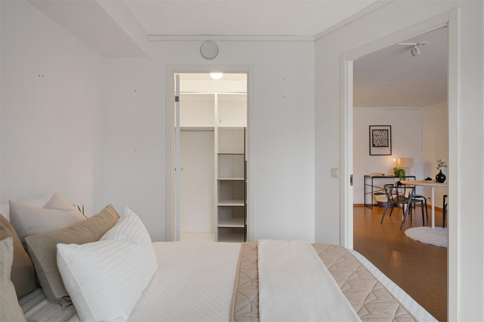 Fra soverommet er det direkte adkomst til omkledningsrom.