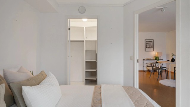 Fra soverommet er det direkte adkomst til omkledningsrom.