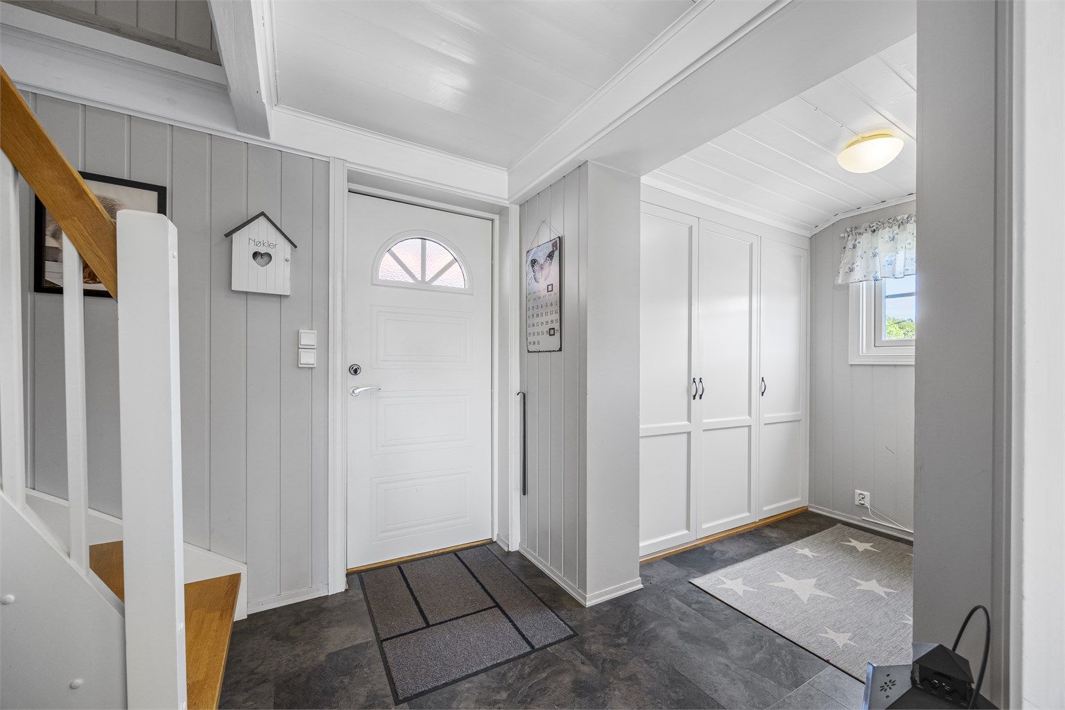 Entréen har gulvvarme og god plass til oppbevaring i plassbygget garderobe.