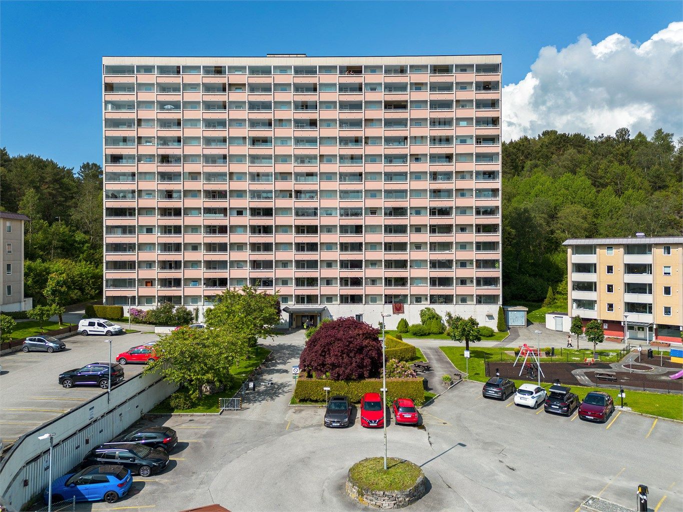 Christer Haugen inviterer deg til visning på denne flotte 3-roms leiligheten med fantastiske solforhold, velkommen til Vestre Vadmyra 35!