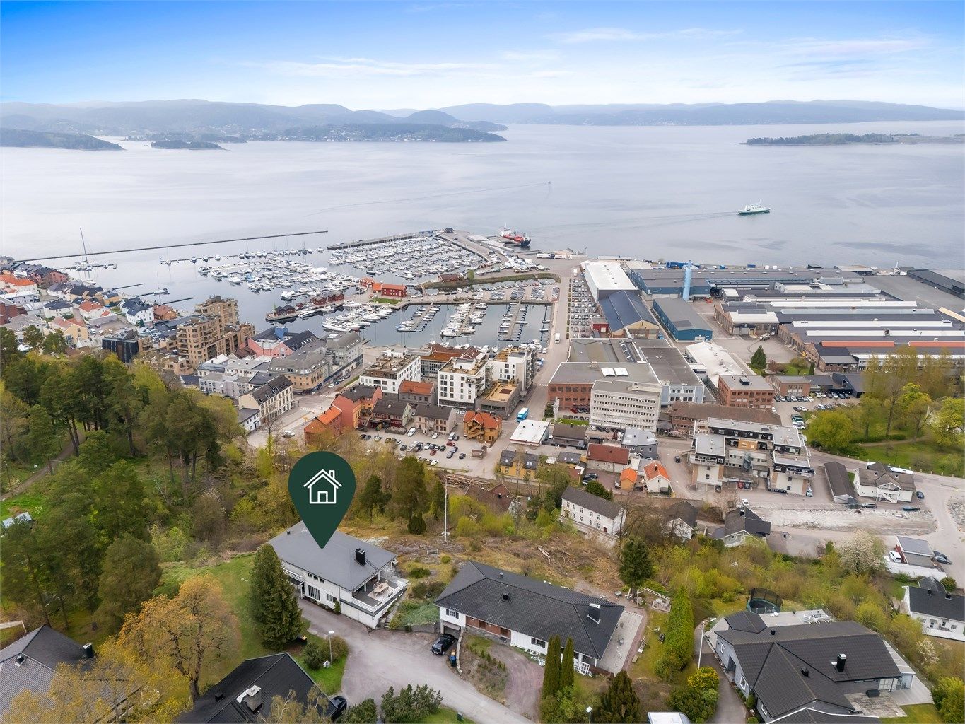 Holmestrand stasjon ligger i gangavstand og gir svært gode togforbindelser mot både Oslo og Tønsberg- et ideelt utgangspunkt for pendling eller reiser i regionen