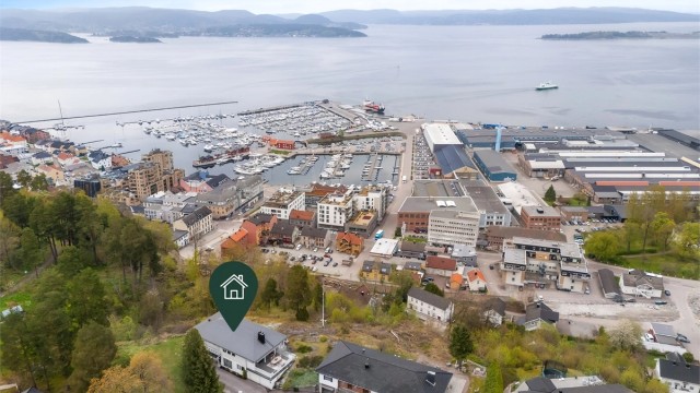 Holmestrand stasjon ligger i gangavstand og gir svært gode togforbindelser mot både Oslo og Tønsberg- et ideelt utgangspunkt for pendling eller reiser i regionen