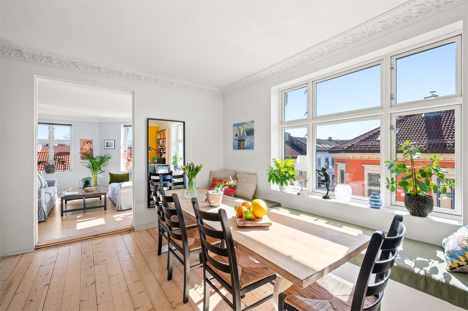 Gjennomgående i boligen er klassiske detaljer som stukkatur og rosett. 