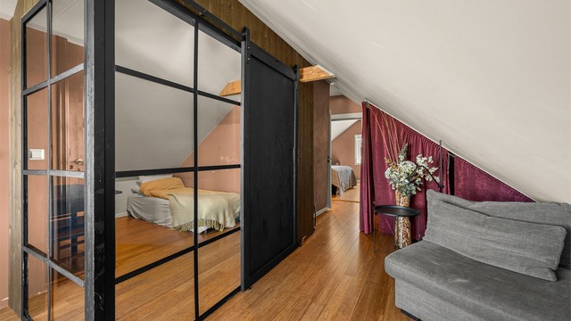 Loftsetasjen byr på en romslig og stemningsfull loftstue med god plass til sofagruppe.