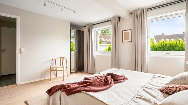 Boligens hoveddel har tre gode soverom, hvorav det ene ligger i 1. etasje. Dette rommet er svært romslig, og har god plass til dobbeltseng, garderobeskap og ønsket møblering.