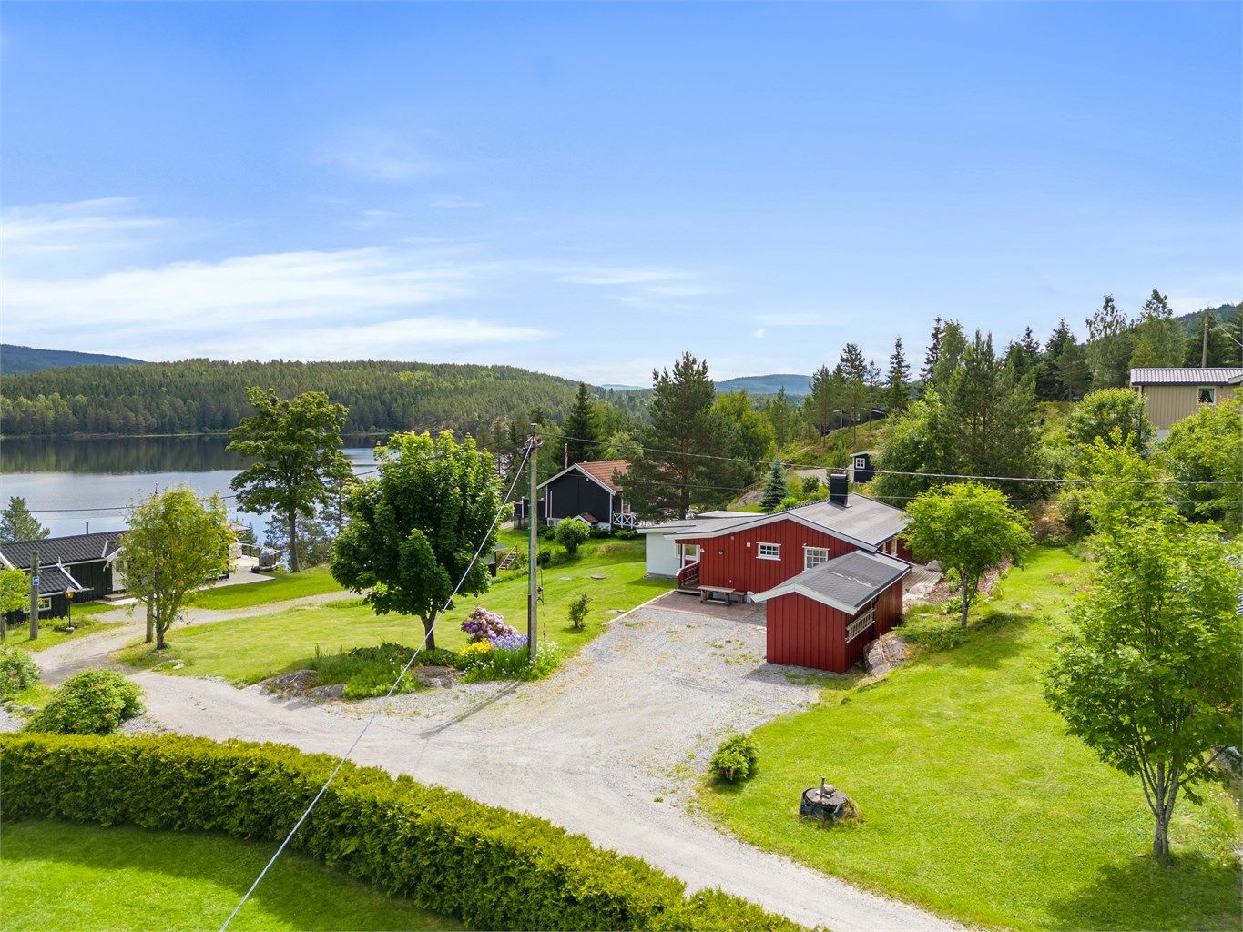 Eiendomsmegler Krogsveen v/Lene Gran Jensen ønsker velkommen til denne sjarmerende fritidsboligen ved Storsjøen!
Foto by Helene