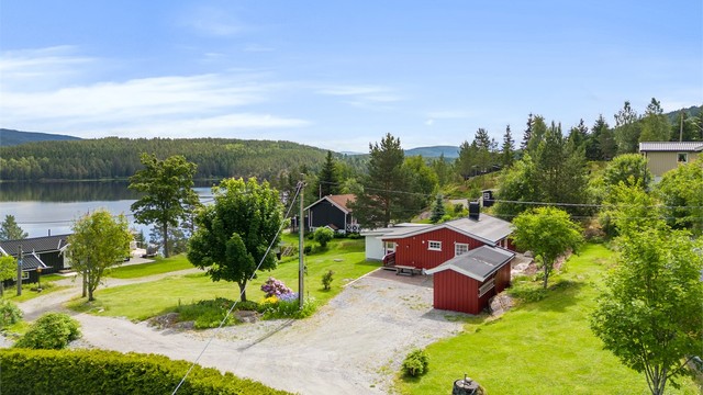 Eiendomsmegler Krogsveen v/Lene Gran Jensen ønsker velkommen til denne sjarmerende fritidsboligen ved Storsjøen!
Foto by Helene
