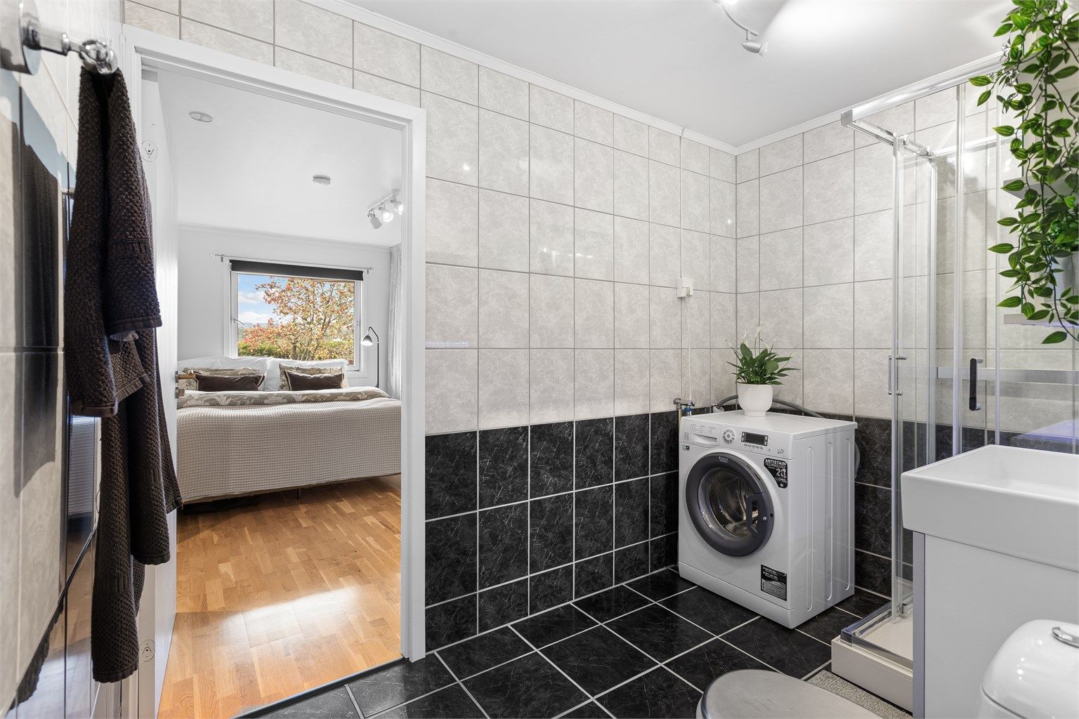 Badet har adkomst fra hoved soverommet og fra entre