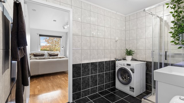 Badet har adkomst fra hoved soverommet og fra entre