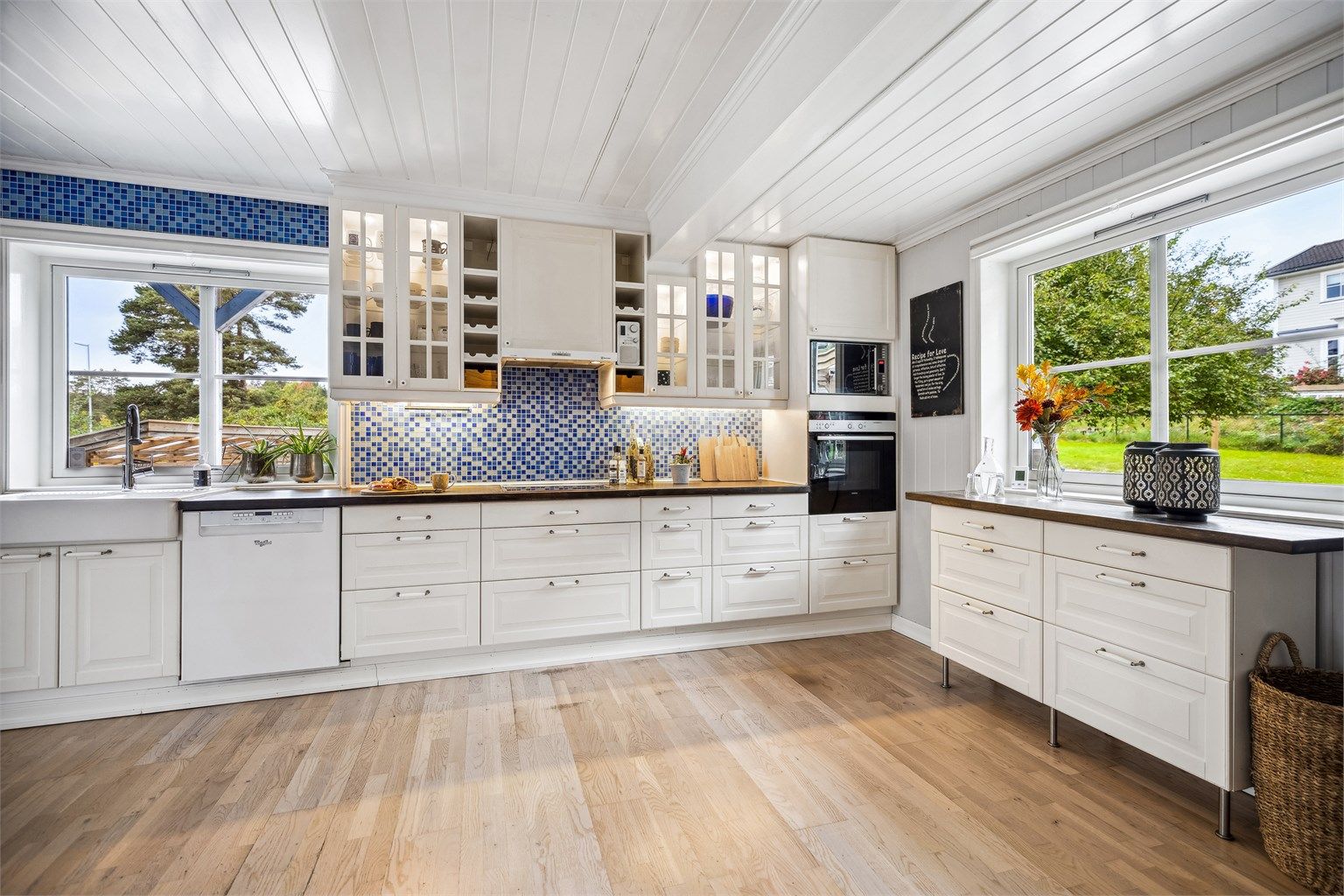 Lyst og innbydende kjøkken i tidløs stil med god oppbevaringsplass, og rikelig med plass til kjøkkenøy.